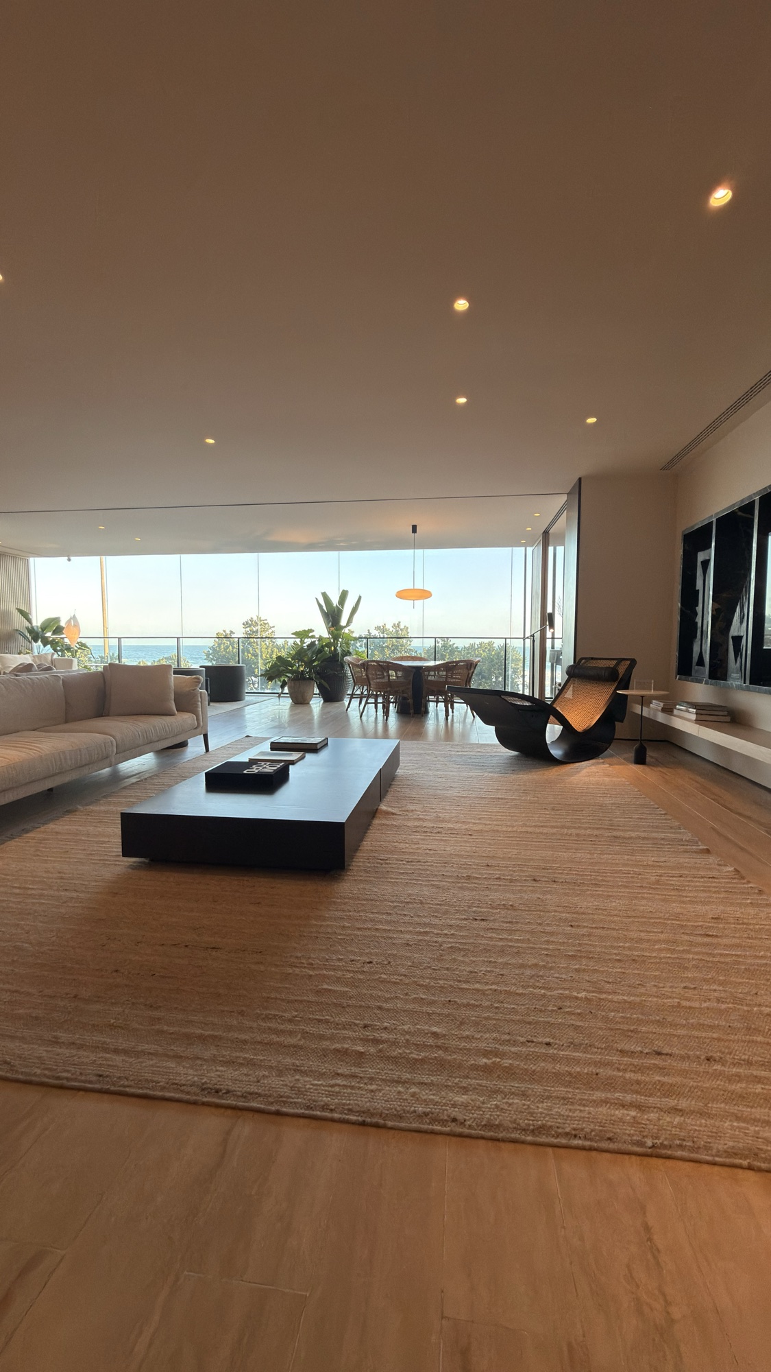 Living decorado com vista para o mar